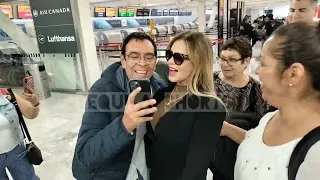 LUCÍA MÉNDEZ convive con fans en el aeropuerto de la CDMX