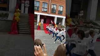 Стара Вижівка. Мами танцюють дітям випускникам школи 2018 року.