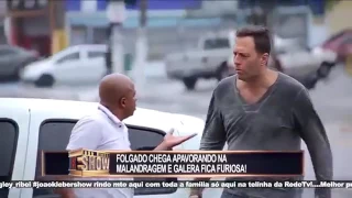 Pegadinha Toninho Tornado: Malandro chega oferecendo o cano pra rapaziada, e apanha