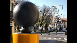 montaggio della ruota panoramica in piazza mercatale