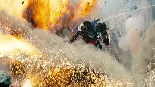 Transformers 3 El Lado Oscuro de la Luna Optimus elimina al Escuadrón Decepticon