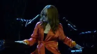 Tori Amos - Not Gonna Get Us/Nas Ne Dogonyat cover - Live at Crocus City Hall in Moscow