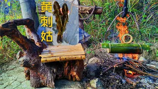 中国小伙 ，模仿 ，李子柒 一网山溪，喜获野生黄刺姑，做个竹筒香辣锅，原始的美味