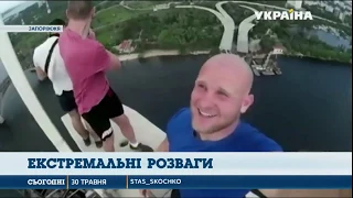 У Тернополі на жінку впало дерево