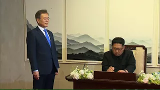 Raw: Kim Signs Guest Book During Korean Summit