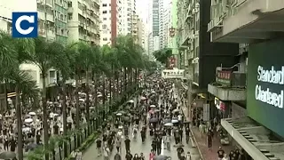 В Гонконге люди продолжают выходить на уличные акции