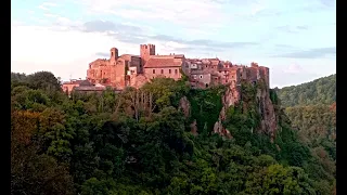 IL BORGO DELLE STREGHE, DEGLI HIPPIES, DEGLI ARTISTI...E DEI GATTI - CALCATA (VT)