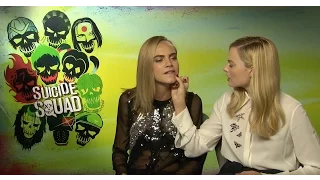 Cara Delevingne kissed a pen! Suicide Squad Interview Cara Delevingne & Margot Robbie