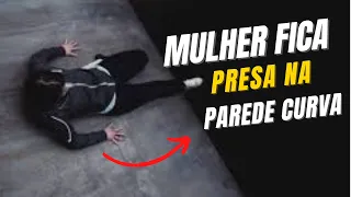 MULHER ESTA PRESA EM UMA PAREDE CURVA DE CONCRETO