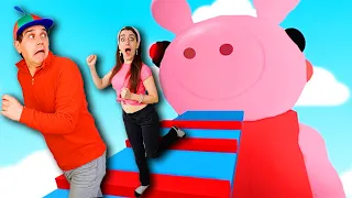 SCAPPIAMO DA PIGGY GIGANTE CATTIVA!!! PARKOUR PIGGY ROBLOX!!!