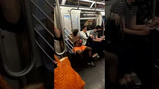 Будни метро Нью-Йорка... Этого точно никто не ожидал увидеть? #newyork #метро #underground #запад