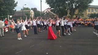 1 вересня.... Школи #7... Танец под песню "Виростала  я на Україні"...