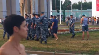 Столкновения десантников с ОМОН и росгвардейцами в парке на день ВДВ  Новое видео