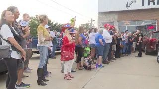 Former President Donald Trump makes surprise visit at Bettendorf eatery