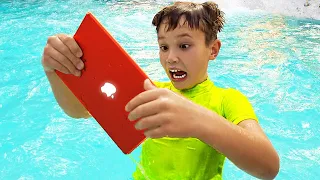 Max esconde el MacBook Pro y iPad de papá en el agua