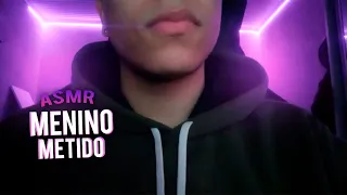 (ASMR) O MENINO METIDO SENTA ATRÁS DE VOCÊ E TE ARREPIA A AULA TODA 😳