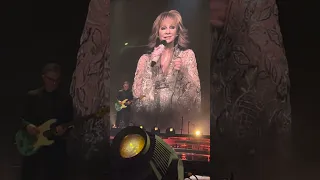 The Night The Lights Went Out In Georgia - Reba #rebainconcert