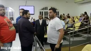 Homem descobre que esposa o traia com pastor da Assembleia de Deus e parte pra cima