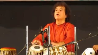 Ustad Zakir Hussain playing a Dhirdhir rela