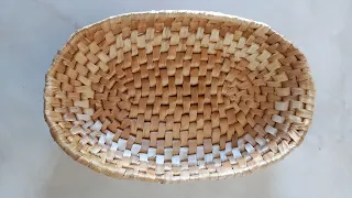 Fruteira oval feita com fibra de bananeira.