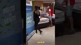 Друг всегда поможет выбрать матрас 😂🤣#shorts #прикол