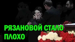Актрисе Рязановой стало плохо на похоронах сына Данилы Перова, врачи спасли ее жизнь