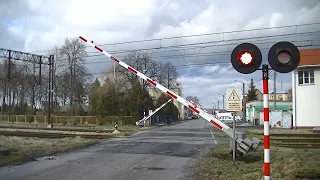 Spoorwegovergang Biadki (PL) // Railroad crossing // Przejazd kolejowy