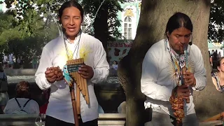 Dance to the topic ... Song of the complexities of love. Indians from Ecuador.