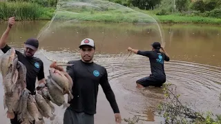 Fizemos o cerco com a rede e joguei a tarrafa...