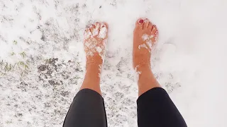 Poznaj korzyści z chodzenia boso po śniegu.. Barefoot in the snow.. zima2022 @happylife50plus