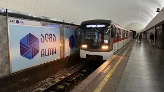 Метро Тбилиси. Станция «Авлабари». Поезд отходит в сторону «300 Арагвинцев»