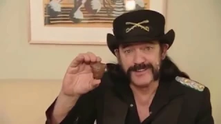 Motörheads Lemmy Kilmister checkt, was sonst noch so geht zu Weihnachten