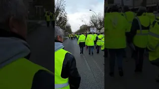 Les gilet jaune son dans la rue de la roche sur yon