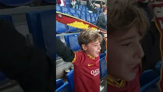 Roma vs Milan | Bambino canta grazie Roma e piange | vero Romansita