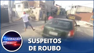 Dupla salta de carro em movimento durante perseguição policial