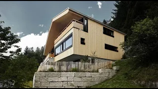 Дом на крутом склоне, Сурсельве, Швейцария. House on a steep slope, Surselve, Switzerland