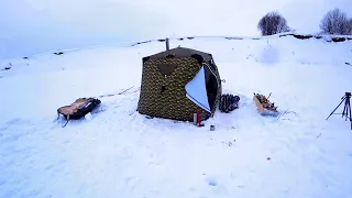 Ночуем на льду в жаркой палатке. Встречаем весну на реке. Рыбалка удалась.