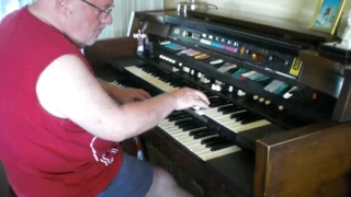 Mike Reed plays "Bossa-Nova Summer 2017" on his Hammond Organ