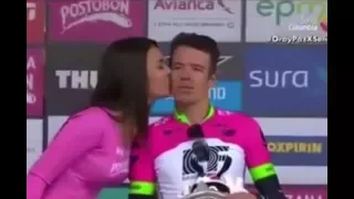 ROGOBERTO URÁN EXIGE BESO A MODELO EN LA COLOMBIA ORO Y PAZ.