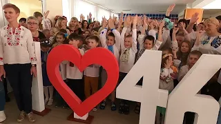 Гимн у виконанні учнів, їхніх батьків і вчителів СШ №46 під час флешмобу до Дня Вишиванки.