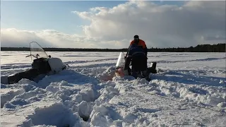 *Российские снегоходы* попали в наледь на озере.