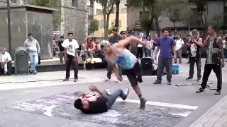 Éste chico baila con una sola pierna!! Breakdance Callejero en México