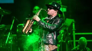 Jimmy Sax trasforma il Palazzo dello Sport in un enorme dancefloor: l'energico live del sassofo...