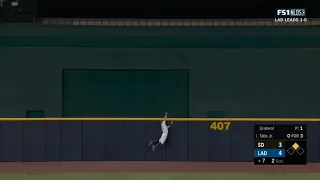 Cody Bellinger insane catch to rob Fernando Tatis Jr.!!