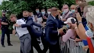 Zwischenfall: Mann schlägt Macron ins Gesicht