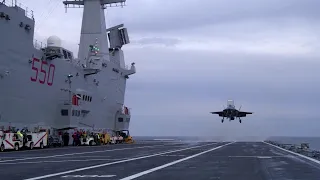 Il primo incontro tra un F35 a decollo verticale e la portaerei Cavour. Riuscito l'"appontaggio"