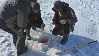 Огромная РЫБИНА застряла в ЛУНКЕ! Рыбалка на судака с вибами по барханам