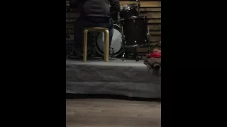 Гитарист сел за барабаны и заиграл