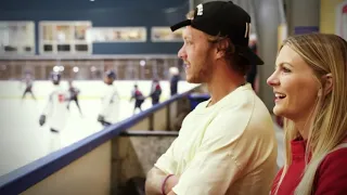 David Pastrnak (Boston Bruins) hälsar på DIF Team 06