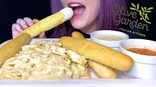 ASMR OLIVE GARDEN MUKBANG (NO TALKING) CHICKEN FETTUCCINE ALFREDO PASTA & BREADSTICKS